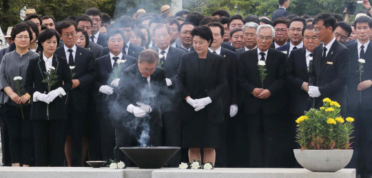 문재인 대통령이 23일 오후 경남 김해시 진영읍 봉하마을에서 열린 노무현 대통령 서거 8주기 추도식을 마친 뒤 노 전 대통령 묘역에 분향하고 있다.  연합뉴스